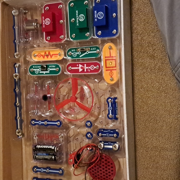 Elenco Electronics Snap Circuits Jr.® 100 Experiments Set Games - Picture 3 of 10